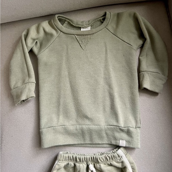 Lulu & Roo (now Little Road Co) Sweatshirt & Shorts Set- Sage Green, 12-18m - Picture 2 of 9